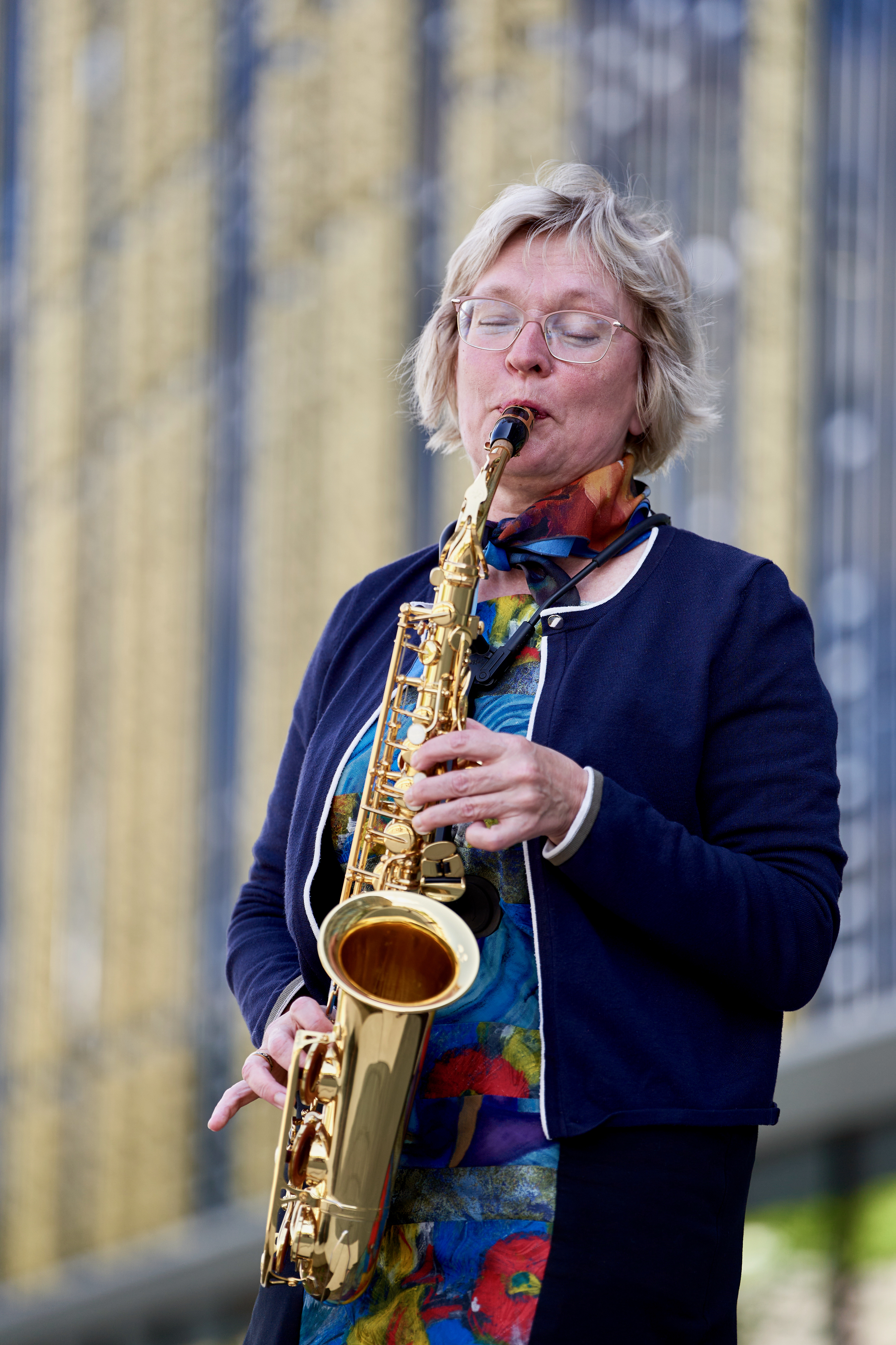 Pille Taba tunnistab, et ei jõua saksofoni harjutada nii palju, kui sooviks, aga naudib selle mängimist väga. FOTO: Jassu Hertsmann
