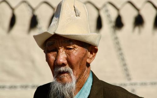 Kirgiisid ühendavad oma riietuses sageli traditsioonilise ja tänapäeva. FOTO: erakogu