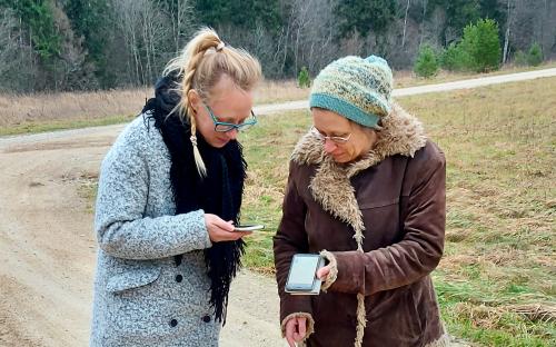 Kirjandusteadlased Evelin Arust ja Kadri Tüür Rae radade ettevalmistamisel detsembris 2020. FOTO: Maris Mägi