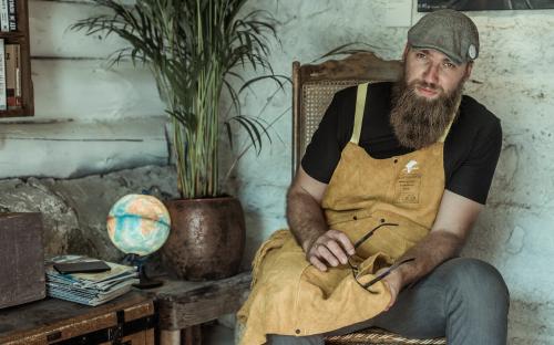 Tõnu vend töötab Saaremaal sepana ja vahel käib ta isegi seal sepatööd tegemas. 