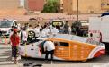 Päikeseauto rattavahetus käis kohalike uudishimulike pilkude all. FOTO: Georg Andres Veskioja